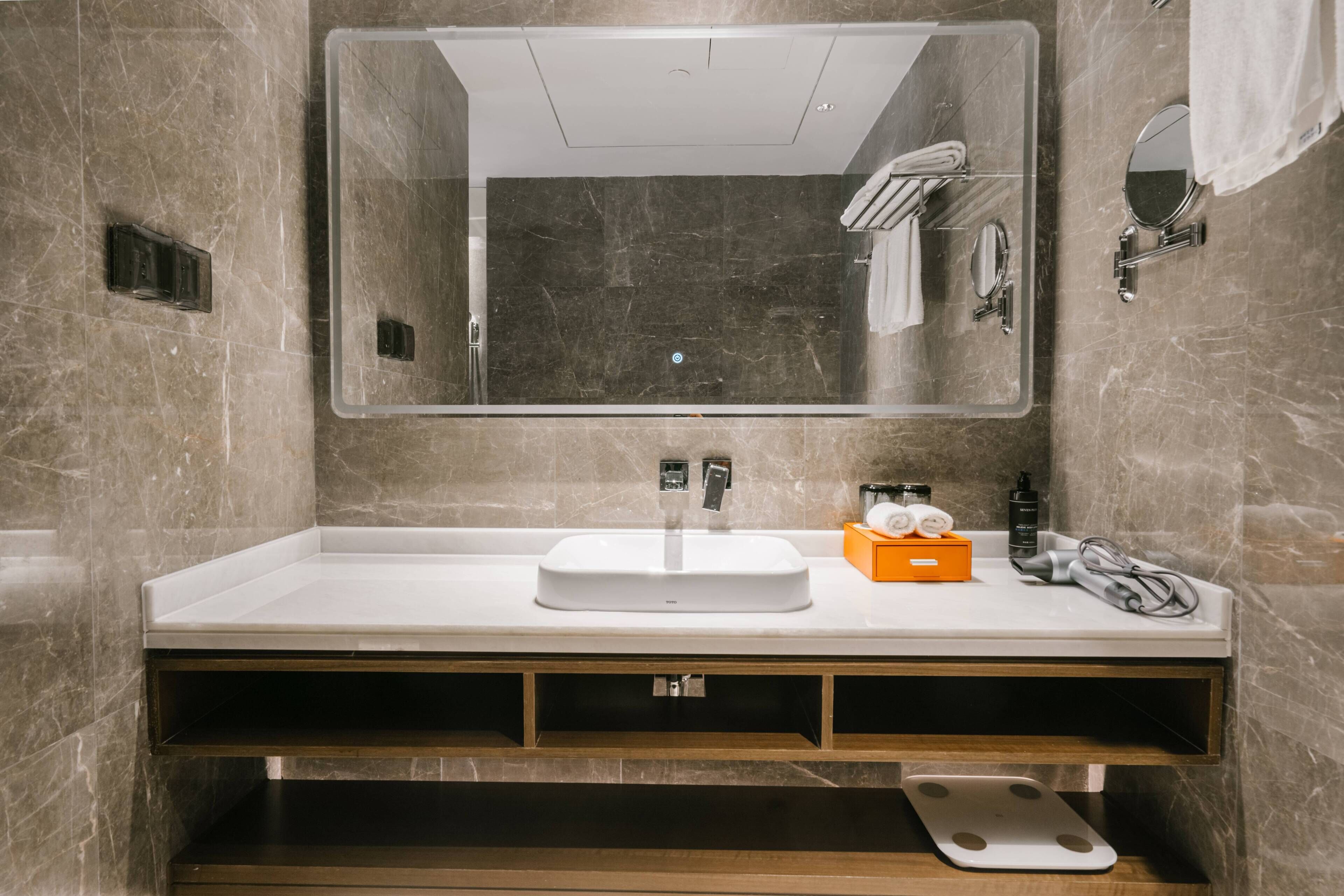 Business-Suite | Badezimmer | Kostenlose Toilettenartikel, Haartrockner, Handtücher, Shampoo