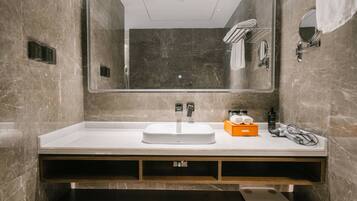 Business-Suite | Badezimmer | Kostenlose Toilettenartikel, Haartrockner, Handtücher, Shampoo
