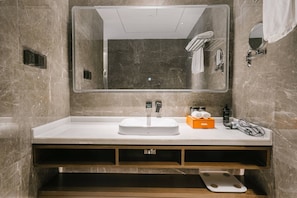 Suite empresarial | Baño | Amenidades de baño gratuitas, secadora de cabello, toallas, shampoo 