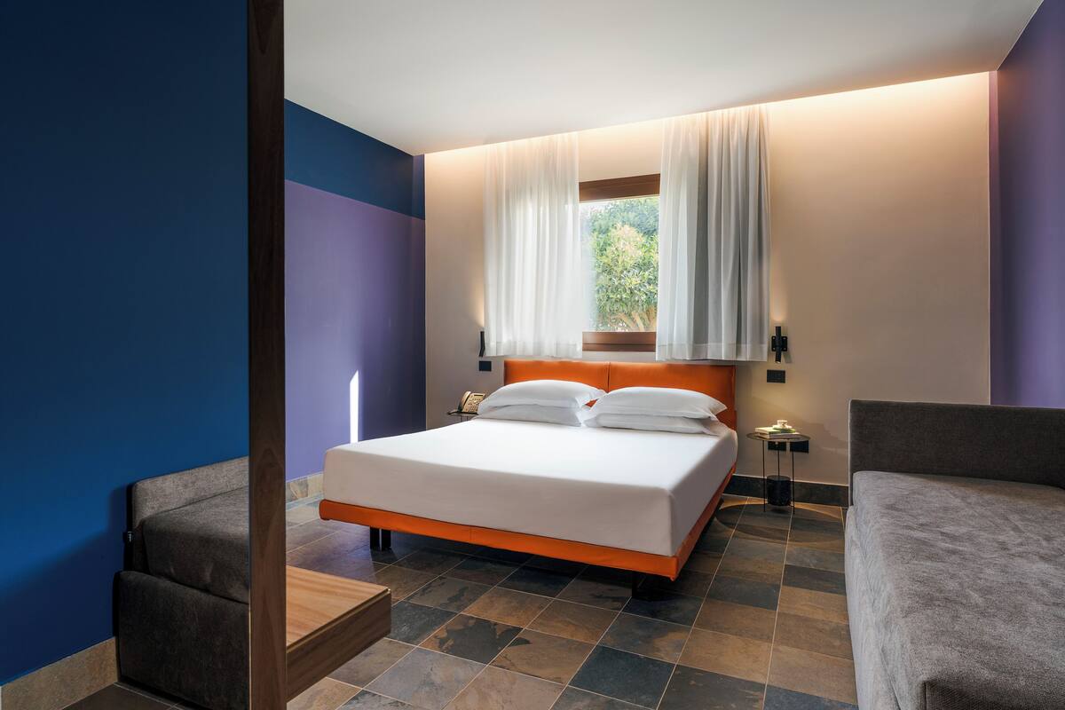Kamar Triple Junior, pemandangan kolam renang | Brankas, meja kerja, ruang kerja ramah laptop, dan setrika/meja setrika
