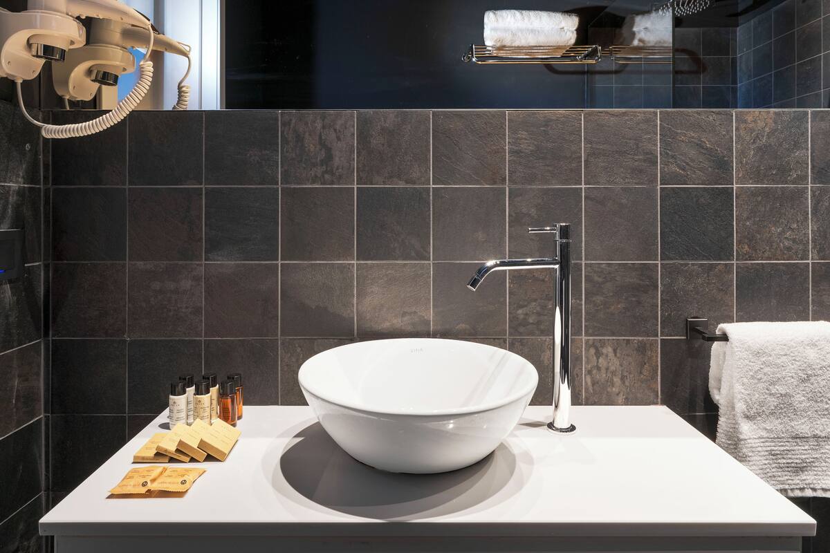 Kamar Klasik | Kamar mandi | Shower, pengering rambut, sandal, dan handuk