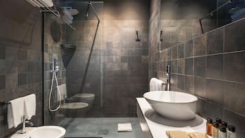 Kolmen hengen deluxe-huone, näköala uima-altaalle | Kylpyhuone