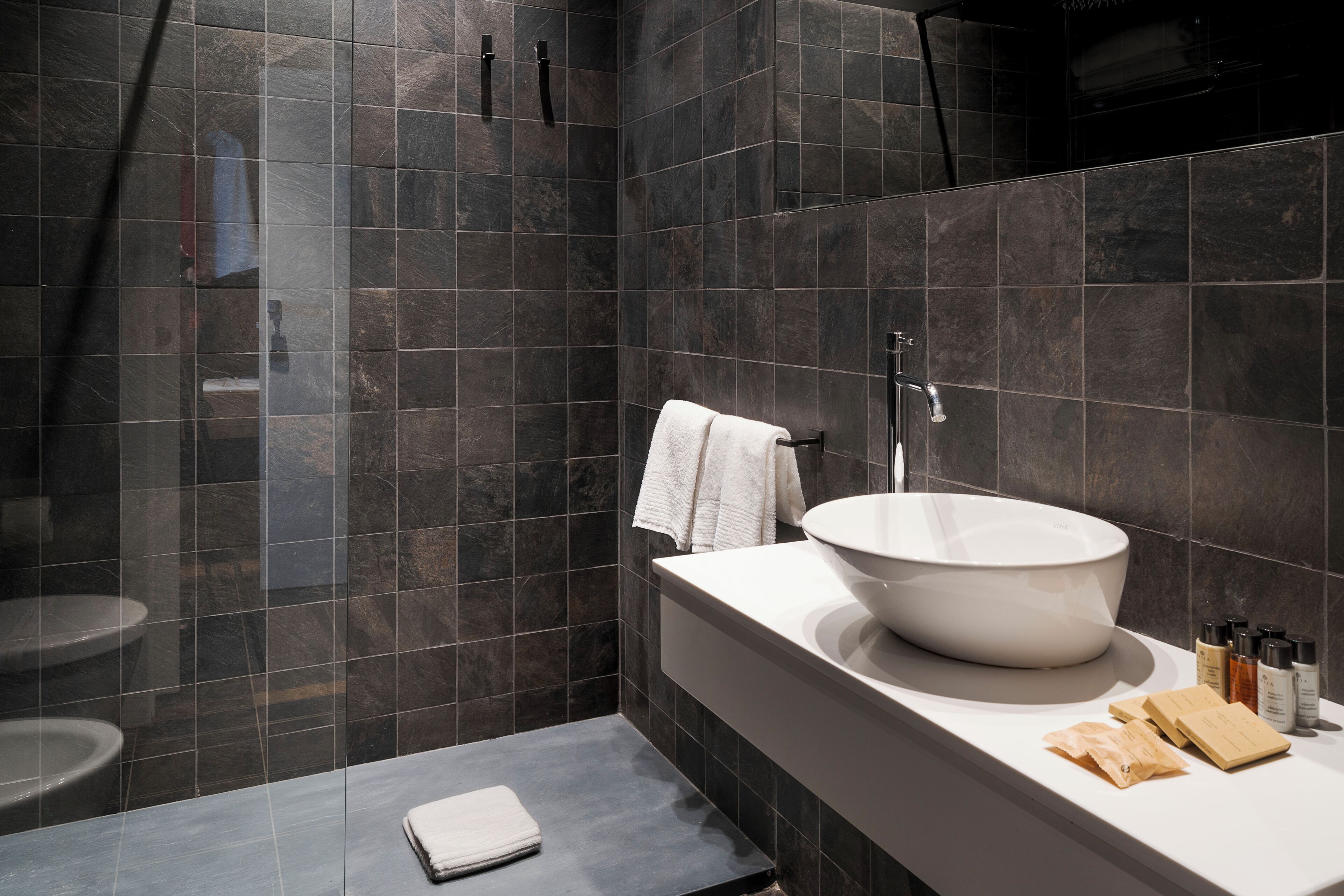 Quarto conforto | Banheiro | Chuveiro, secador de cabelo, chinelos, toalhas de banho
