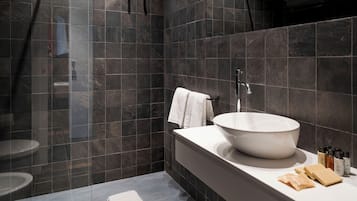 Quarto conforto | Banheiro | Chuveiro, secador de cabelo, chinelos, toalhas de banho