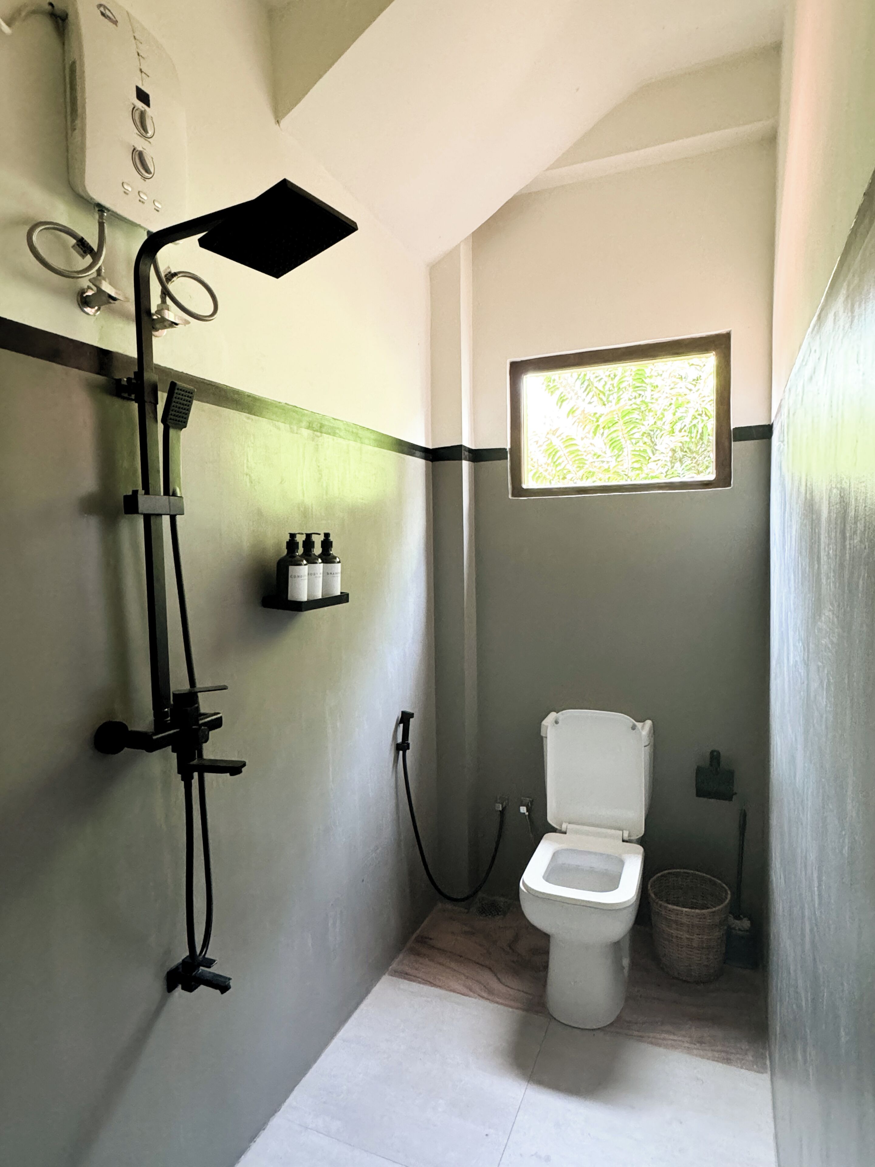 Basic Double or Twin Room | Bathroom | Shower, hair dryer, bidet, towels