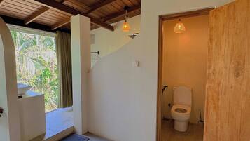 Deluxe kamer, 1 twee- of 2 eenpersoonsbedden, uitzicht op tuin | Badkamer | Een douche, een haardroger, een bidet, handdoeken