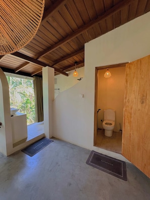 ห้องดีลักซ์ดับเบิลหรือทวิน, วิวสวน | ห้องน้ำ | ฝักบัว, ไดร์เป่าผม, โถสุขภัณฑ์แบบบิเดท์, ผ้าเช็ดตัว