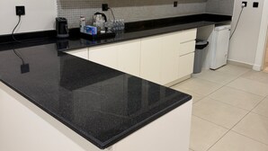 Private kitchen - شقة فخمة في برج الجوهرة داماك (Jeddah)