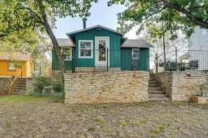 Uma casa de dois andares com uma escadaria de pedra que leva à porta da frente.