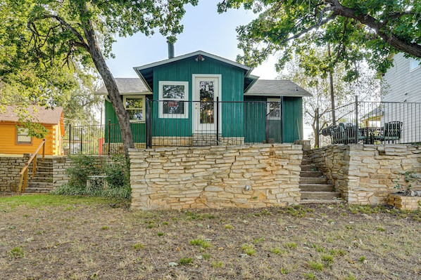 A two-story house with a stone staircase leading to the front door. - Boat Dock & Ramp! Brazos River Couple’s Retreat (Granbury)