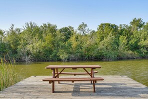 A wooden dock with a picnic table. - Boat Dock & Ramp! Brazos River Couple’s Retreat (Granbury)