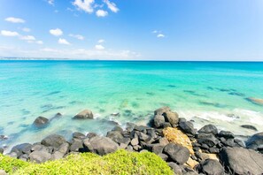 Beach - Poolside 2-Bed Apartment Near Coolangatta (Coolangatta)