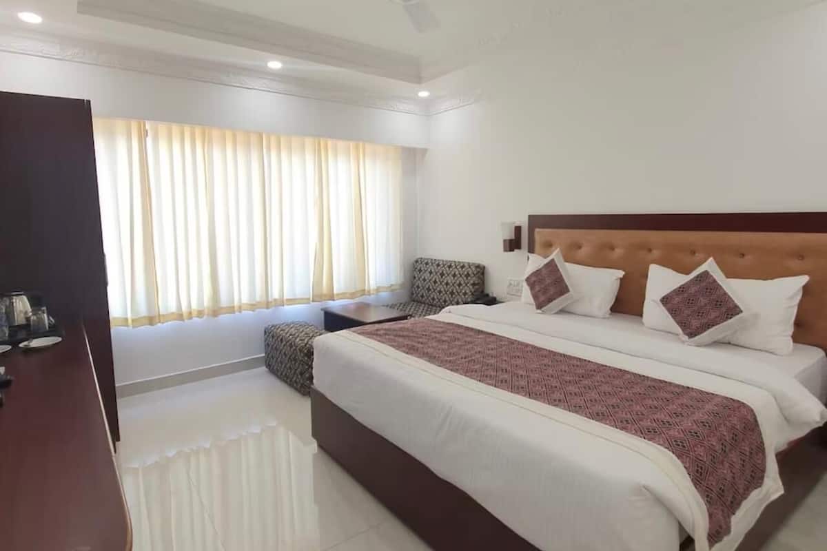 Phòng đôi hoặc 2 giường đơn Deluxe, 1 giường cỡ king, máy điều hòa, quang cảnh vườn | Bàn, khu vực làm việc phù hợp cho laptop 