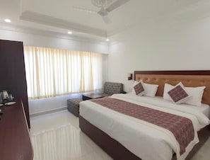 Phòng đôi hoặc 2 giường đơn Deluxe, 1 giường cỡ king, máy điều hòa, quang cảnh vườn | Bàn, khu vực làm việc phù hợp cho laptop 