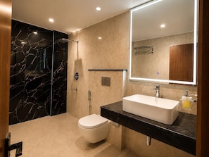 Phòng Suite Superior, quang cảnh vườn | Phòng tắm | Buồng tắm vòi sen, đồ dùng nhà tắm miễn phí, khăn tắm, xà phòng 