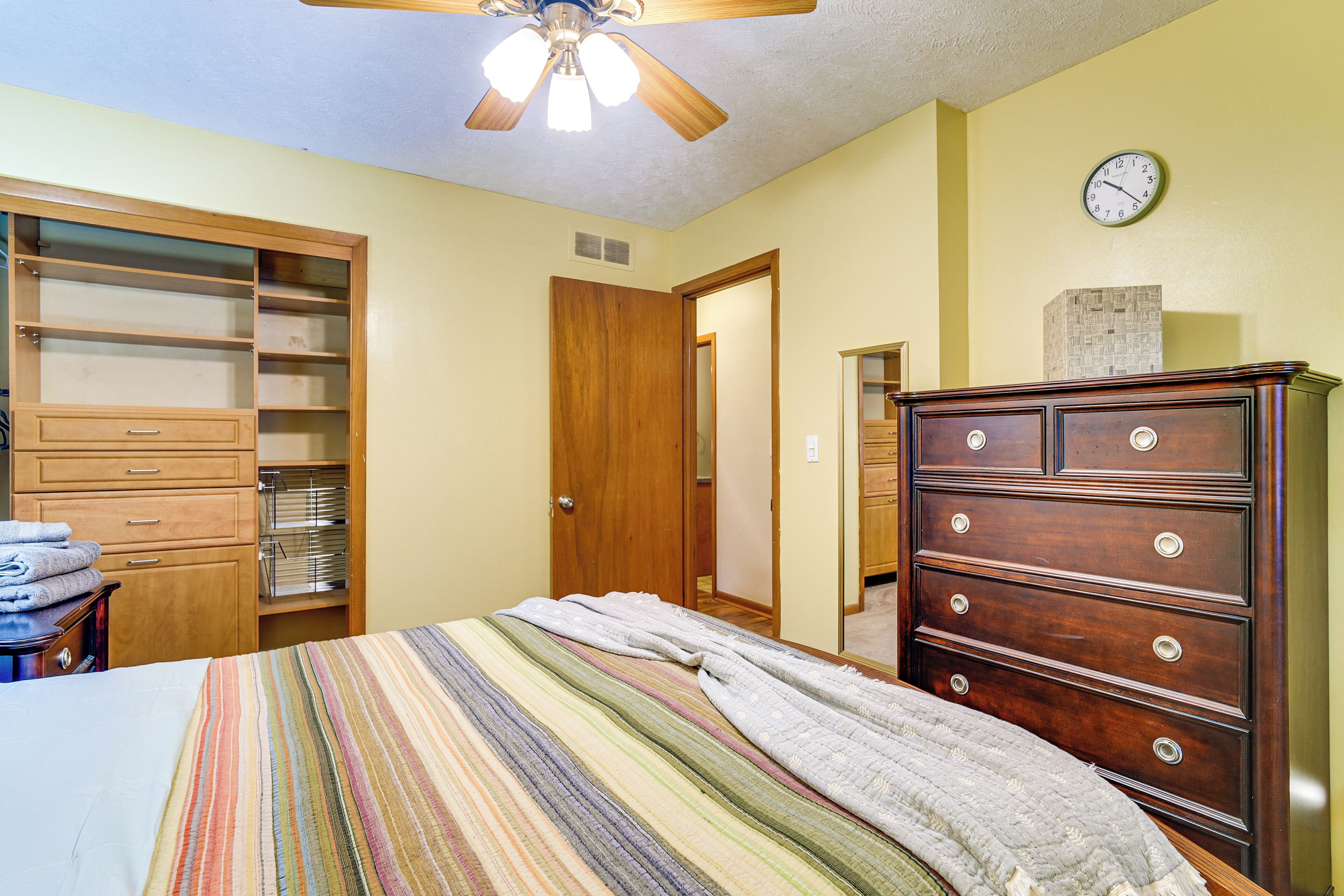 6 bedrooms, iron/ironing board, travel crib, internet