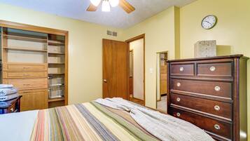 6 bedrooms, iron/ironing board, travel crib, internet