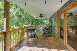 Outdoor dining - Cozy Cabin! Only a 5-Minute Walk to Marina! (Celina)