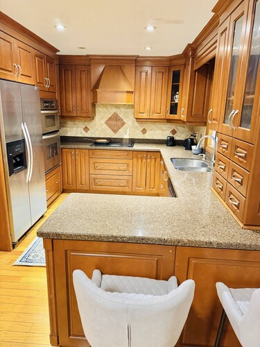 Top Executive 10 bedroom Home Near Airport