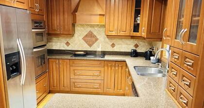 Top Executive 10 bedroom Home Near Airport