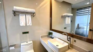Classic Double Room Single Use | Bilik Mandi | Pancuran mandi, kelengkapan dandanan diri percuma, pengering rambut