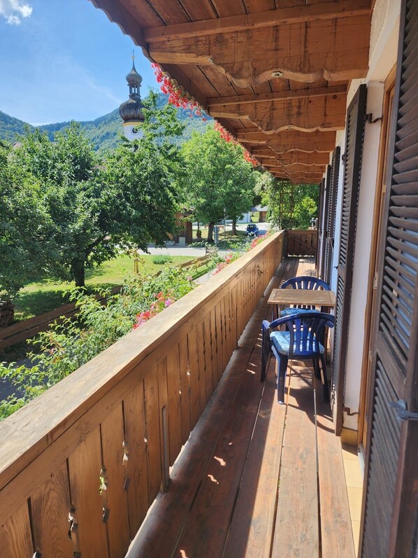 Outdoor dining - Apartment III for 4 pers. 2 sep. Bedrooms and bathrooms (Rottau)