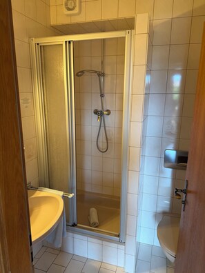 Bathroom - Apartment III for 4 pers. 2 sep. Bedrooms and bathrooms (Rottau)