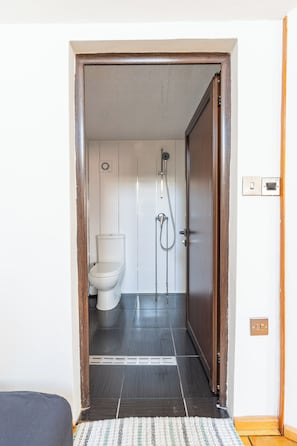 Haartrockner, Handtücher, Seife, Toilettenpapier