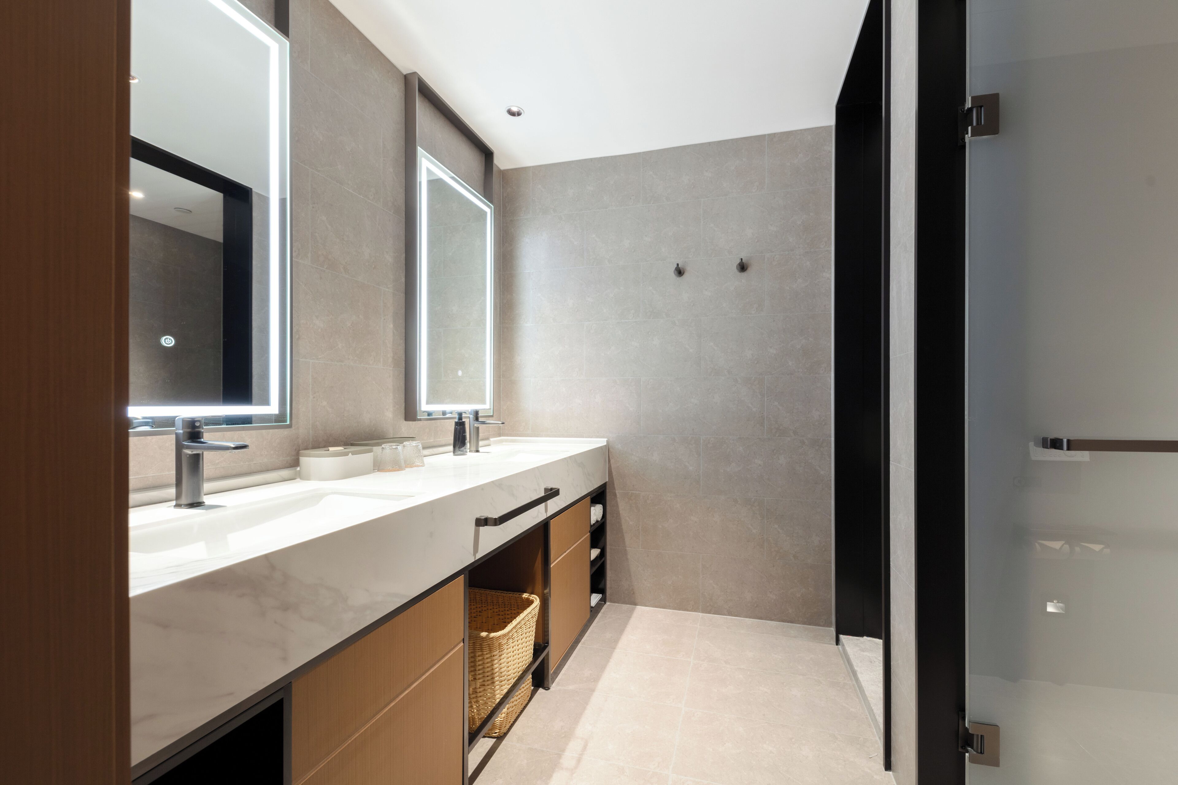 Classic Double Room, Canal View | Bathroom | Free toiletries, hair dryer, slippers, towels