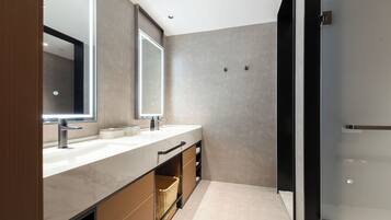 Classic Double Room, Canal View | Bathroom | Free toiletries, hair dryer, slippers, towels