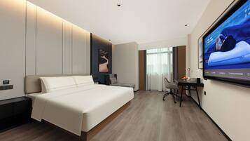 Basic Single Room | Desk, laptop workspace, blackout curtains, soundproofing