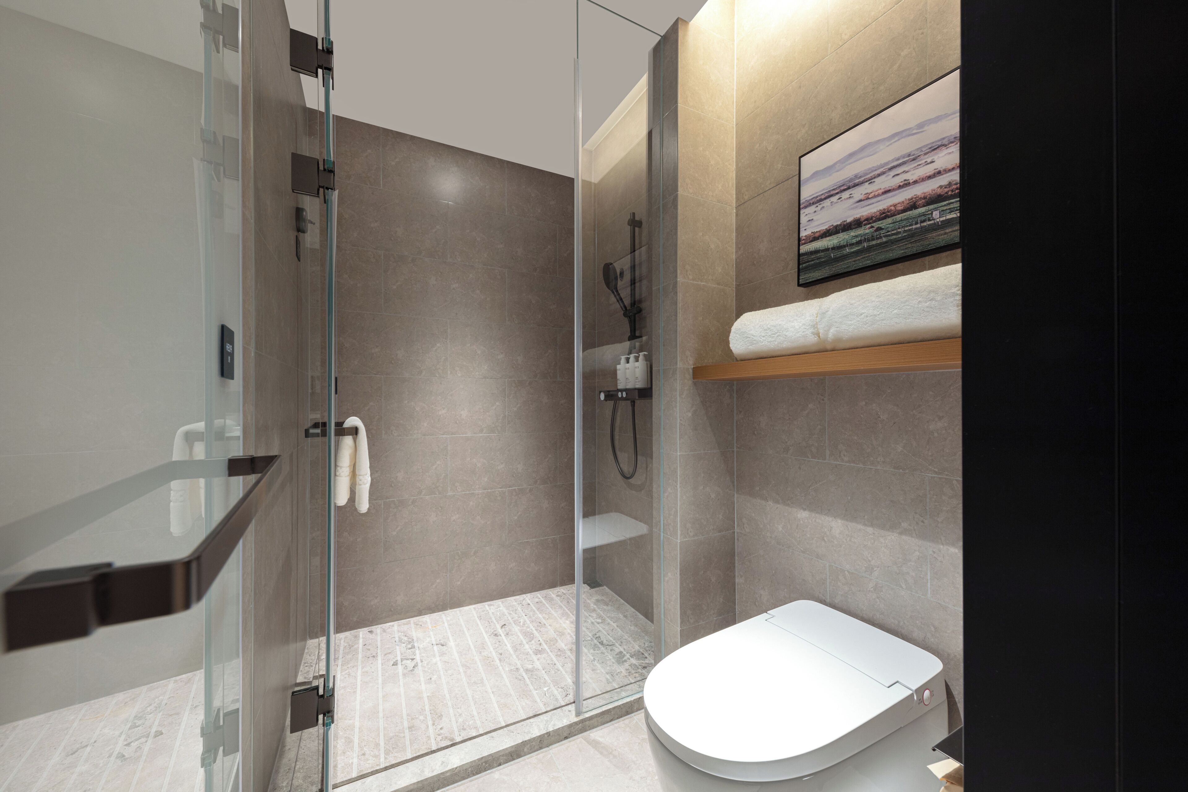 Comfort Twin Room, Canal View | Bathroom | Free toiletries, hair dryer, slippers, towels