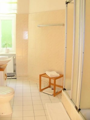 Hair dryer, towels, soap, shampoo - Pension Brinn (Berlin)