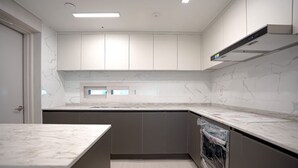 Private kitchen - Nambu-Terminal Station Gangnam - 2 Bedroom Apartment - #NewBuilding #Clinic (Seoul)