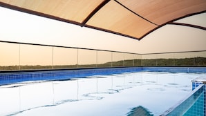 Una piscina interna con vista panoramica sul paesaggio circostante.