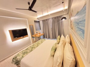 华丽客房, 山景 | 客房内保险箱、办公桌、笔记本电脑工作区、熨斗/熨板