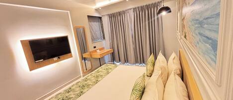 Habitación Deluxe, vista a la colina | Caja de seguridad en la habitación y escritorio