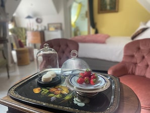 Een strijkplank/strijkijzer, wifi, beddengoed
