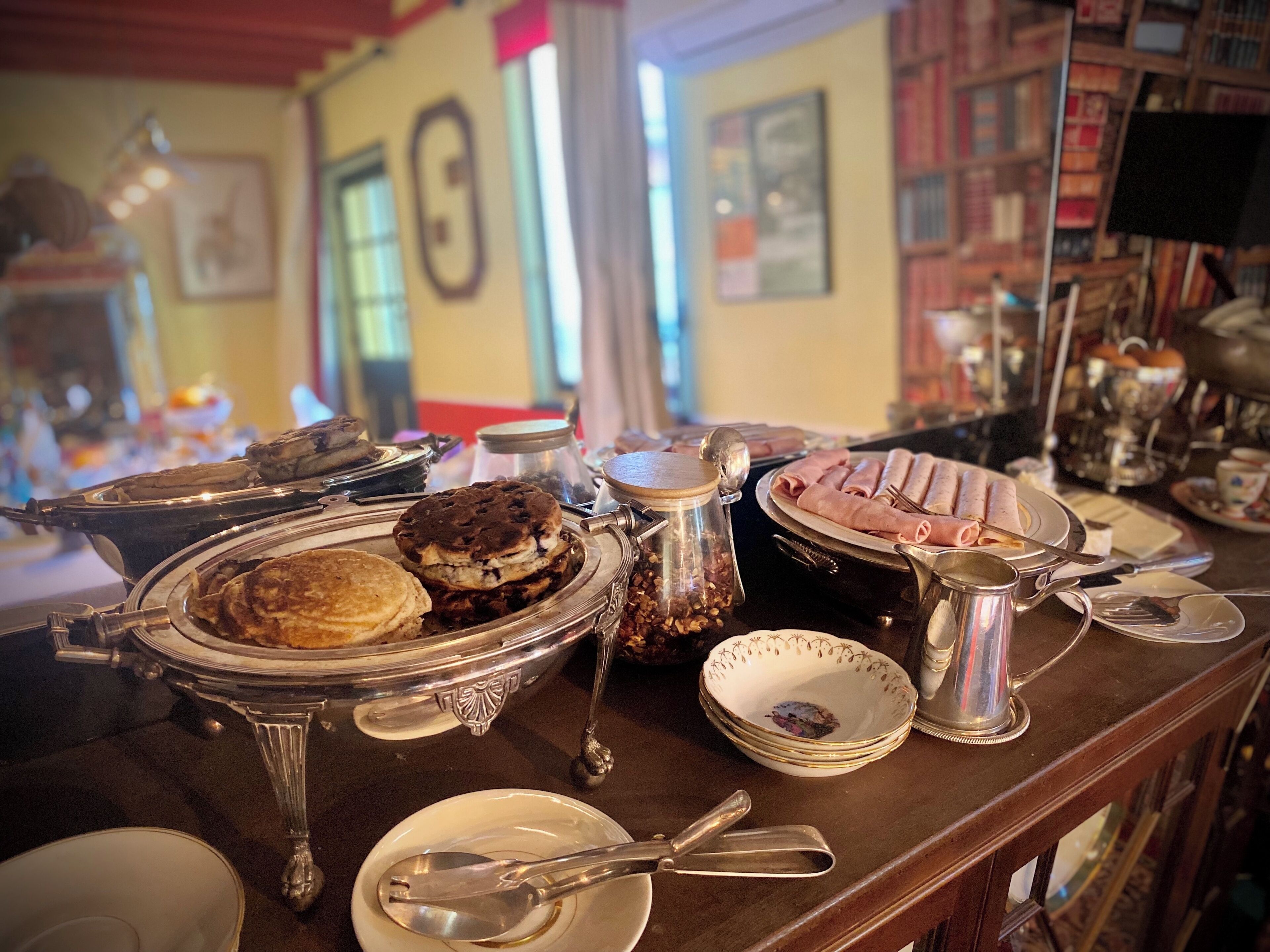 Une table de buffet avec divers plats et couverts.
