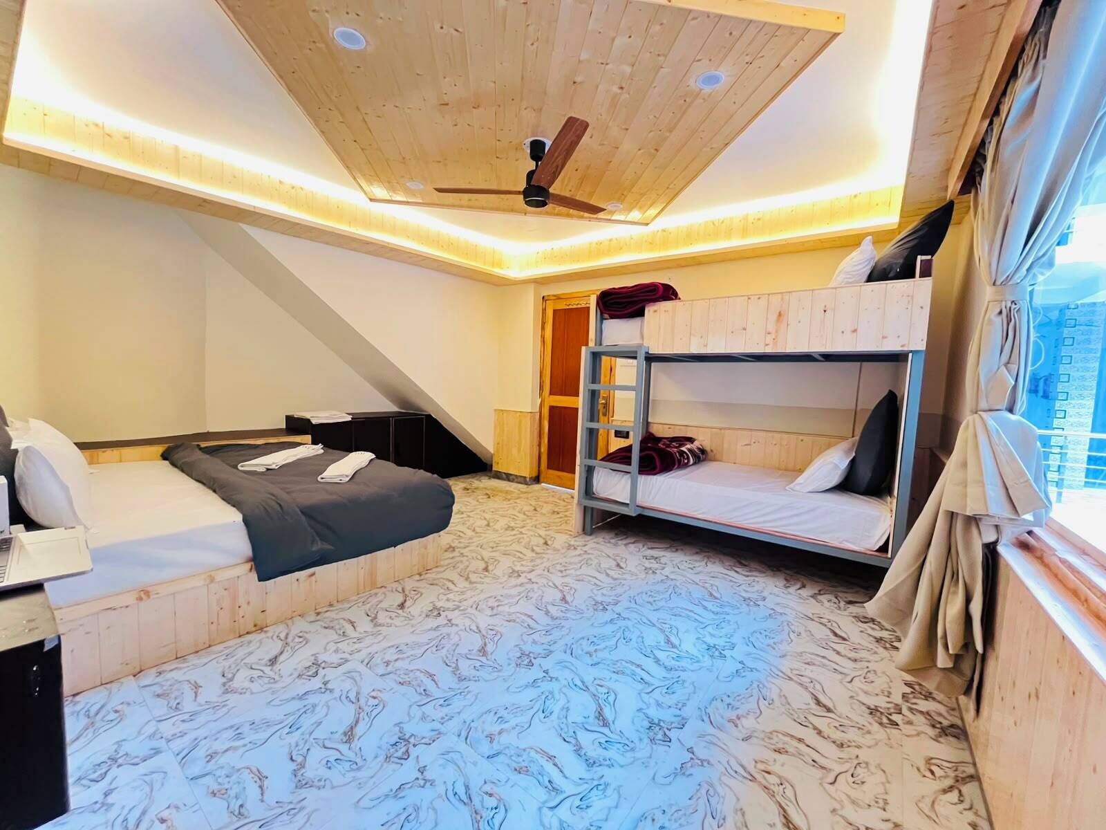 Habitación con 1 cama matrimonial o 2 individuales, vista al río | Ropa de cama de alta calidad, wifi gratis y ropa de cama 