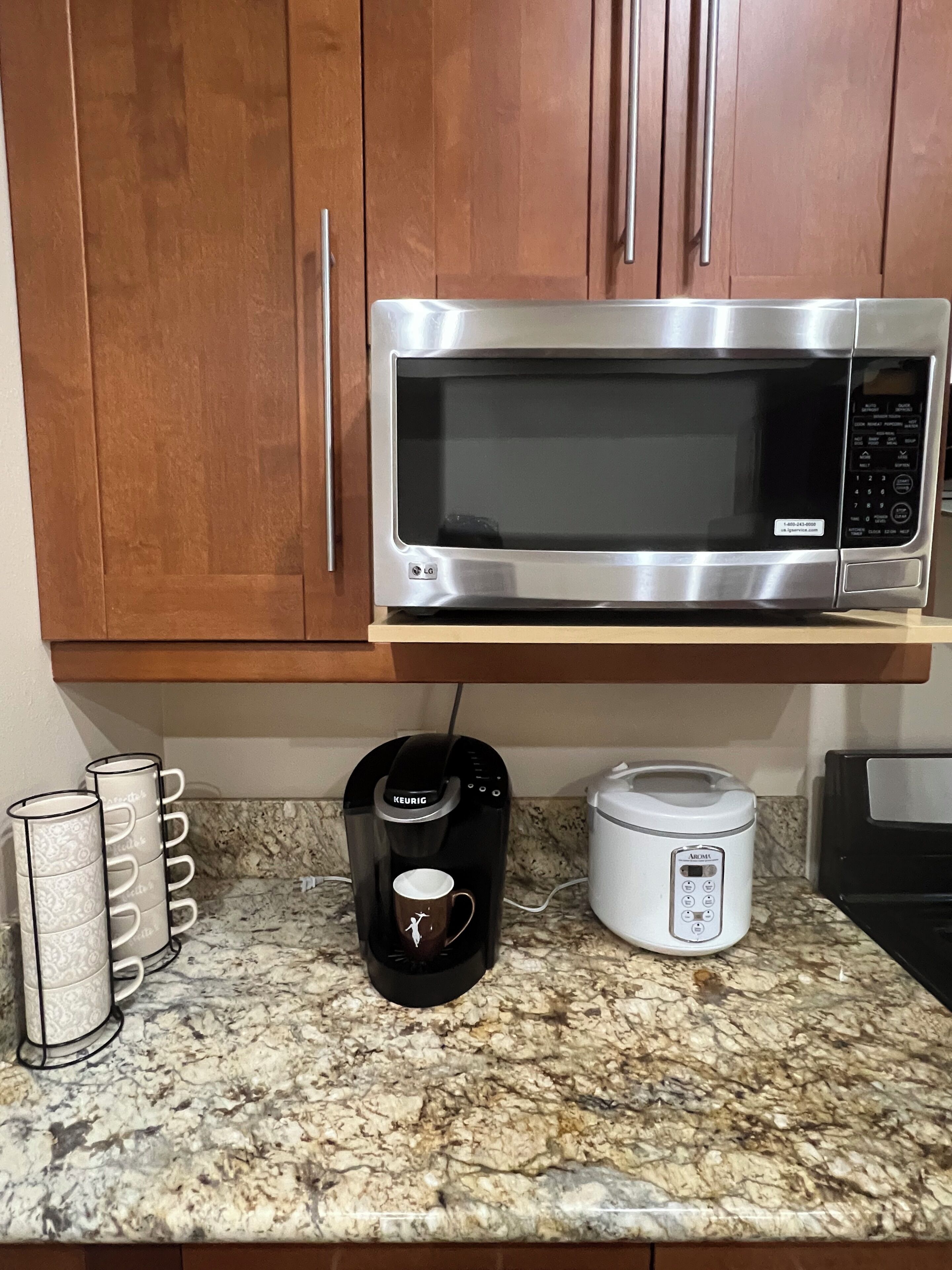 Wasserkocher mit Kaffee-/Teezubehör, Kühlschrank, Mikrowelle, Ofen