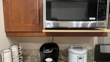 Wasserkocher mit Kaffee-/Teezubehör, Kühlschrank, Mikrowelle, Ofen