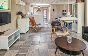 A modern interior with a kitchen, dining area, and living space. - 3 bedroom gorgeous home in Hadsund (Hadsund)