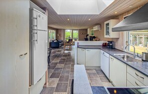 Coffee/tea maker, fridge, microwave, stovetop - 3 bedroom gorgeous home in Hadsund (Hadsund)