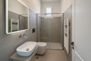 Douche, sèche-cheveux, serviettes fournies, savon