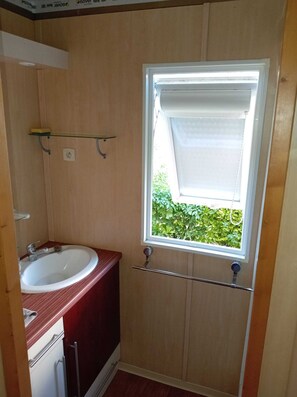 Bathroom - Vrbo Property (Pluméliau-Bieuzy)