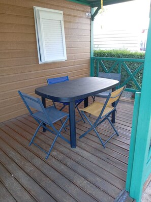 Outdoor dining - Vrbo Property (Pluméliau-Bieuzy)