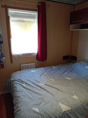 Room - Vrbo Property (Pluméliau-Bieuzy)