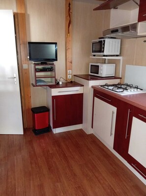 Private kitchen - Vrbo Property (Pluméliau-Bieuzy)