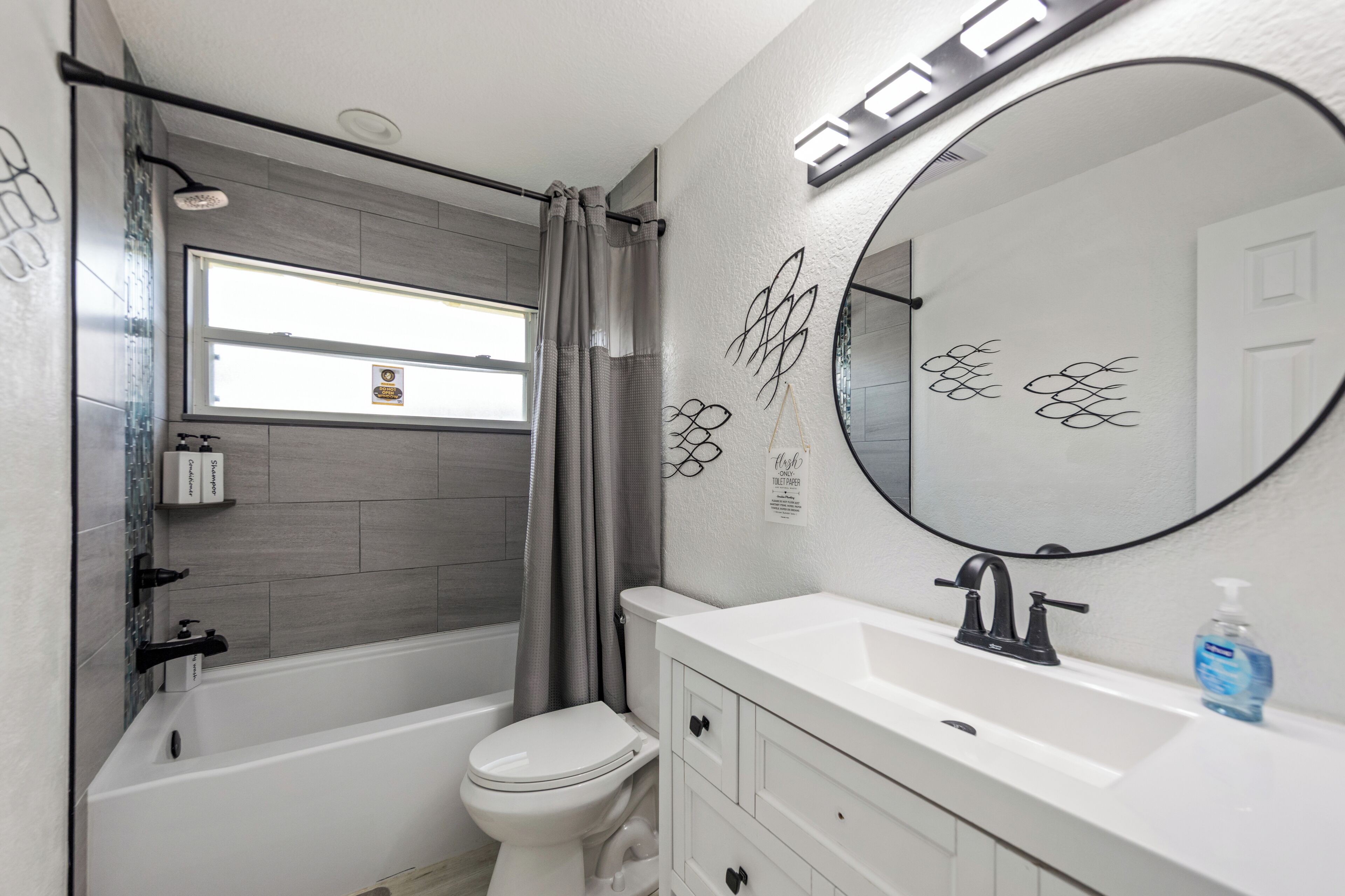 Ein modernes Badezimmer mit Badewanne, Toilette und Waschbecken.